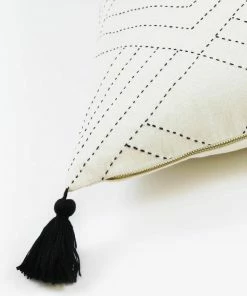 AN WHITE CHEVRON STITCH THROW PILLOW